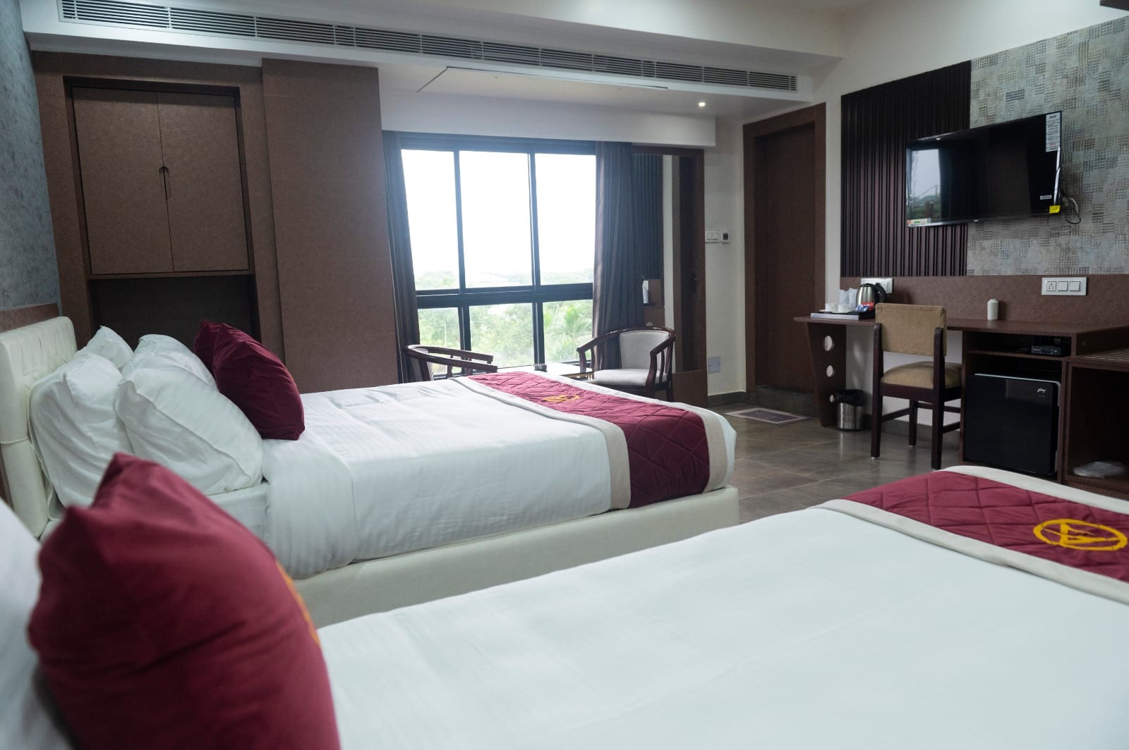 Luxurious Stay Awaits You: Deluxe Suite, Room Service And More - The Autograph Inn