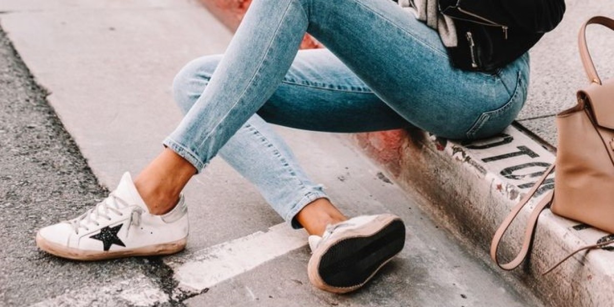 Golden Goose Zapatillas Rebajas features a perforated star